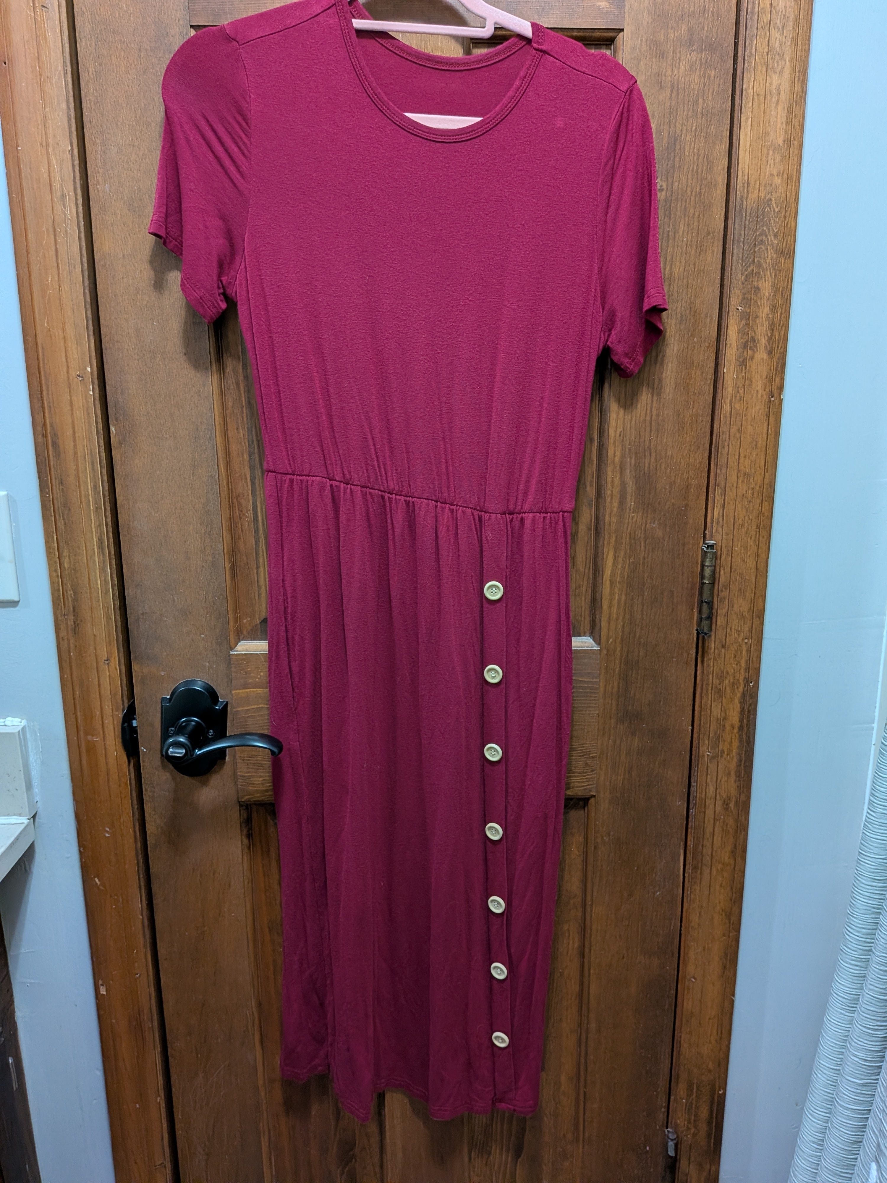 Women’s Short Sleeve Midi Dress In Berry With Side Button Detail And Pockets